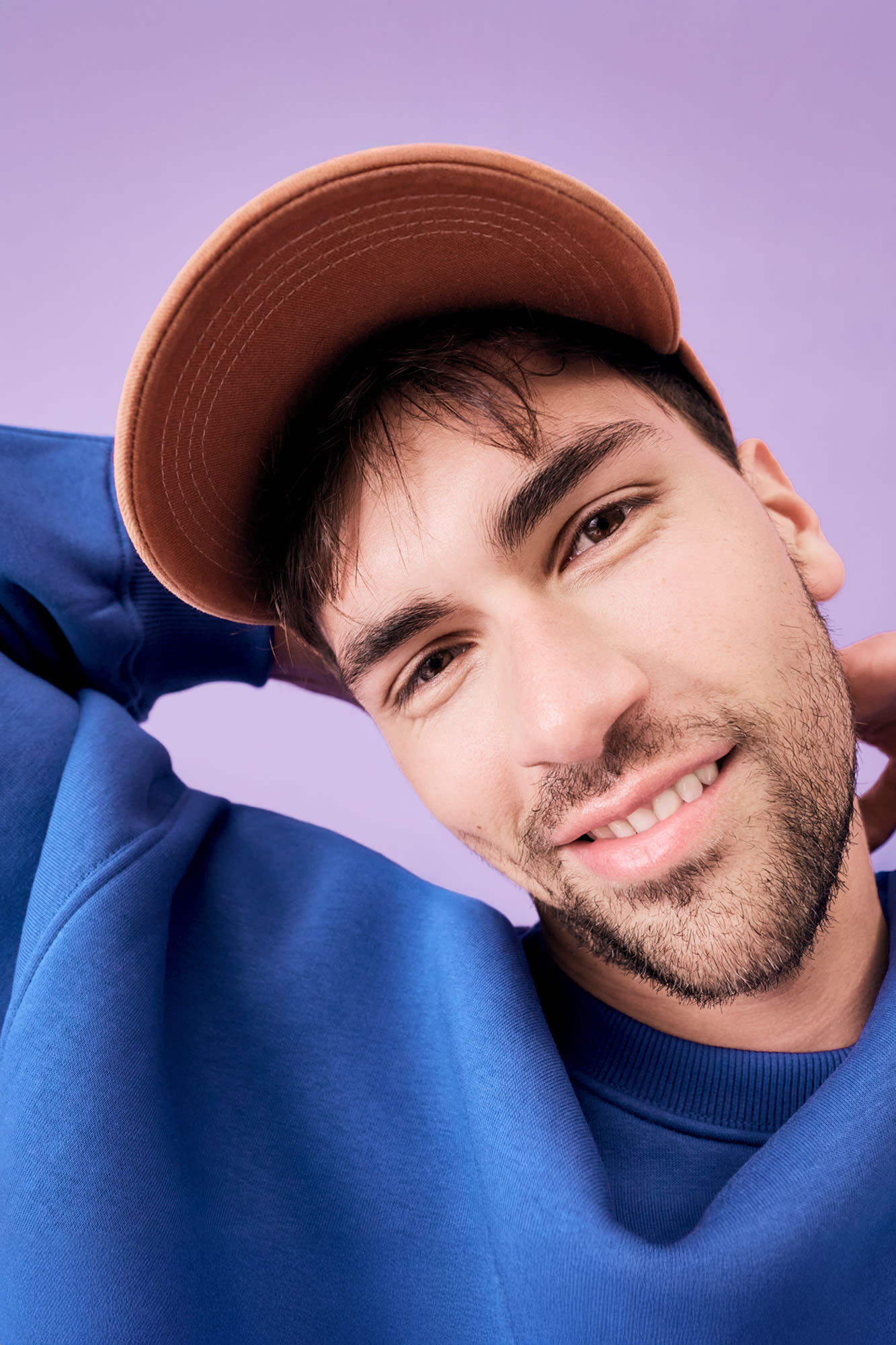 Muž s bradou sa smeje pred fialovým pozadím - Môj peňažný účet pre modernú finančnú organizáciu. Muž s bradou sa smeje pred fialovým pozadím - Môj peňažný účet pre modernú finančnú organizáciu.