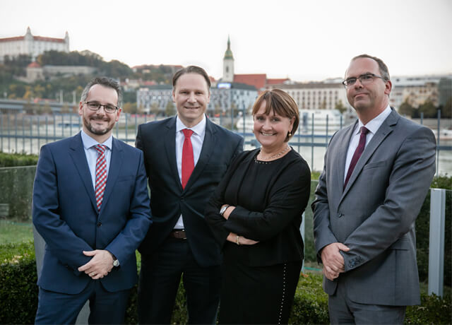 Zľava: Ladislav Fülöp - vedúci BKS Bank na Slovensku, Alexander Novak a Herta Stockbauer - člen a predsedníčka predstavenstva BKS Bank, Peter Chovanec  - vedúci BKS Bank na Slovensku