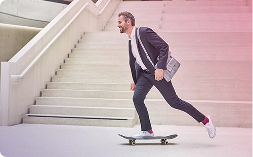 businessmann na skateboarde