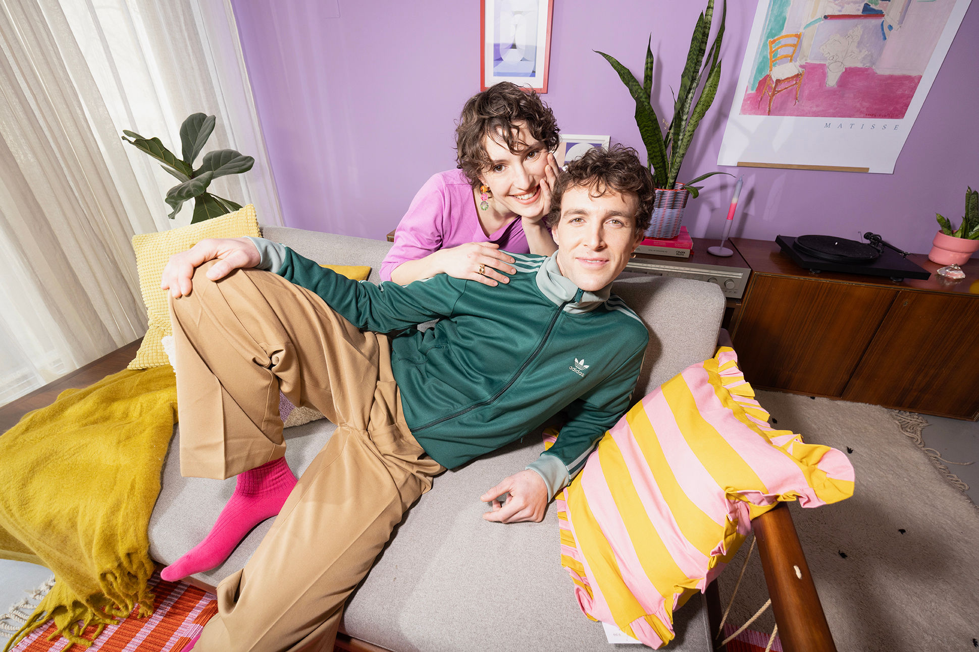 Pár leží spolu na pohovke - úver na bývanie od BKS Bank