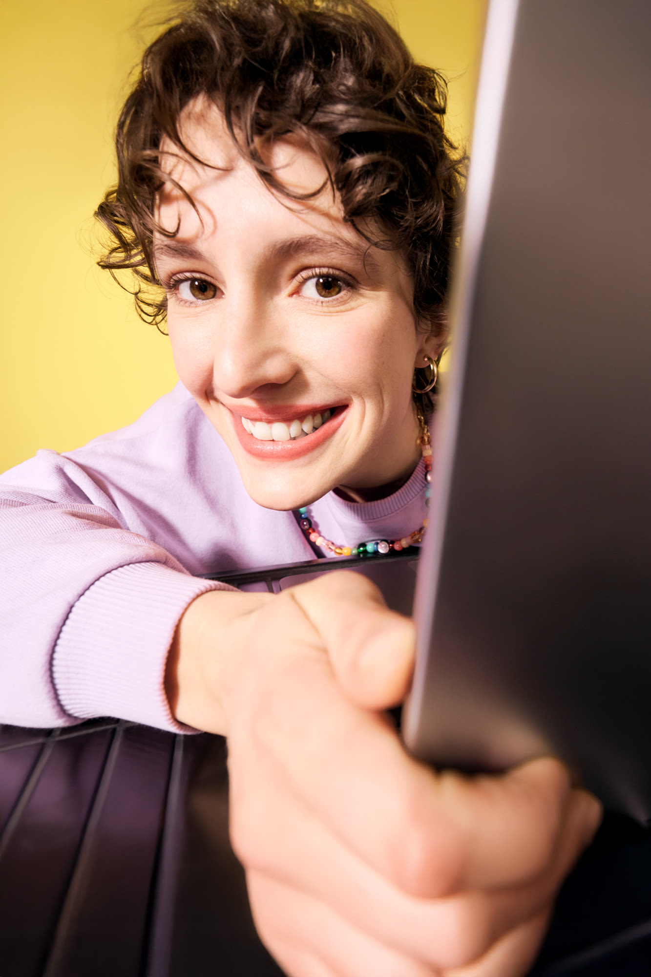 Mladá žena pri svojom notebooku - moderné online bankovníctvo s BKS myNet. Mladá žena pri svojom notebooku - moderné online bankovníctvo s BKS myNet.