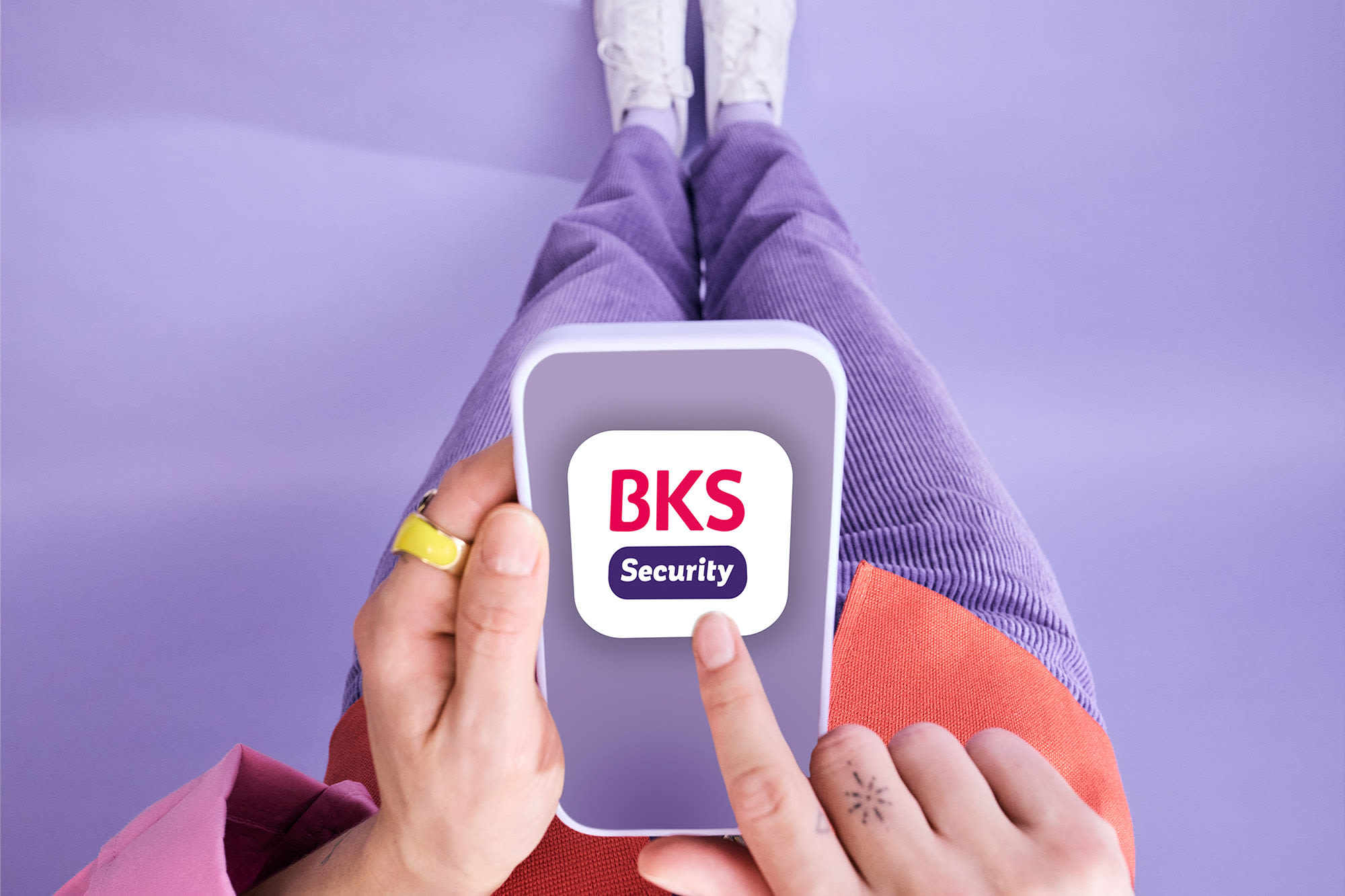 Ukážte prstom na smartfón s aplikáciou BKS Security - bezpečné online bankovníctvo s BKS.