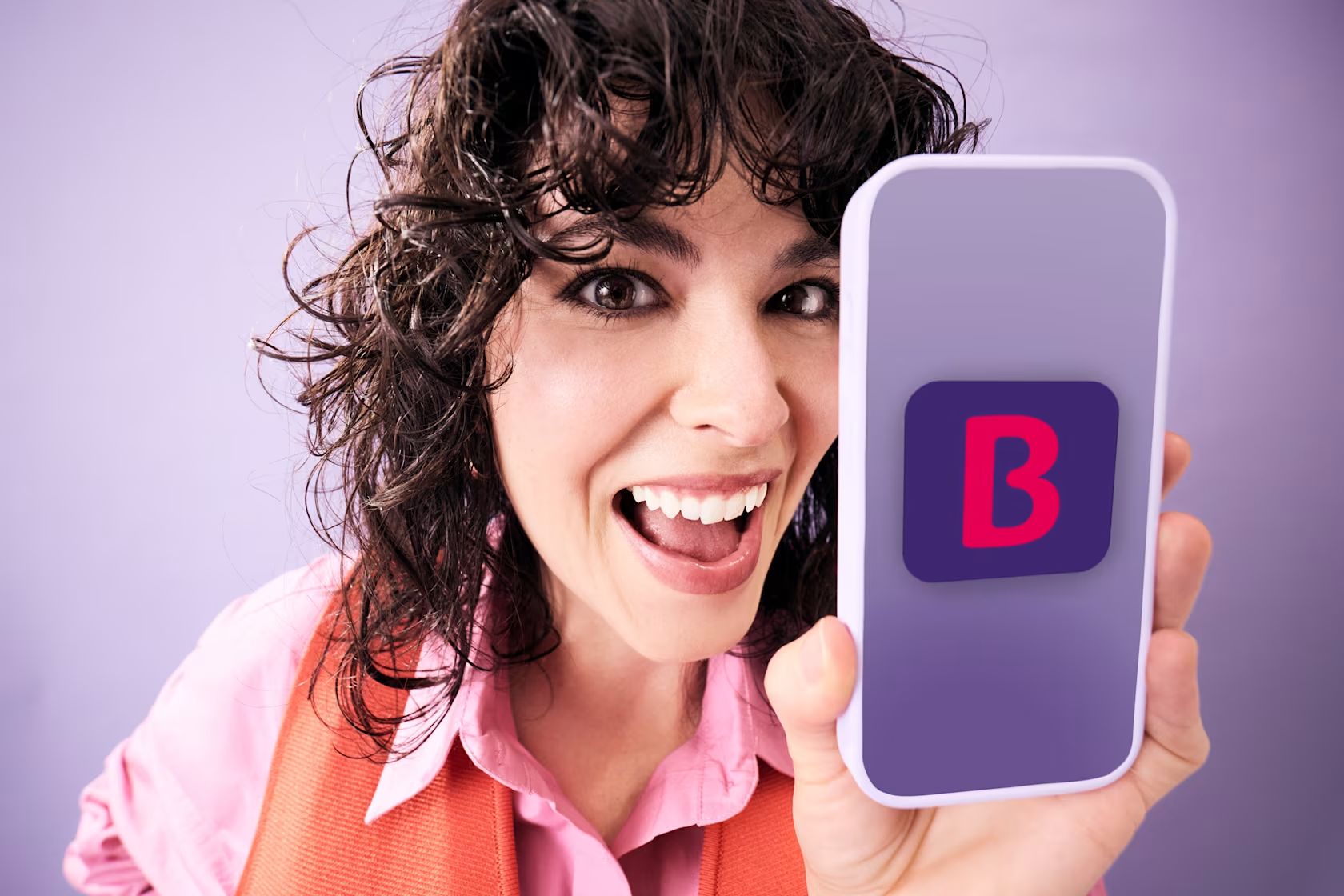 Žena ukazuje smartfón s aplikáciou BKS – BKS Bank