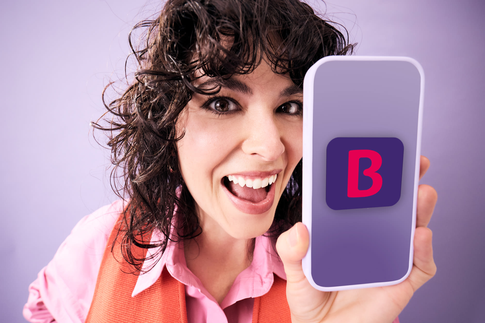 Žena ukazuje smartfón s aplikáciou BKS – BKS Bank