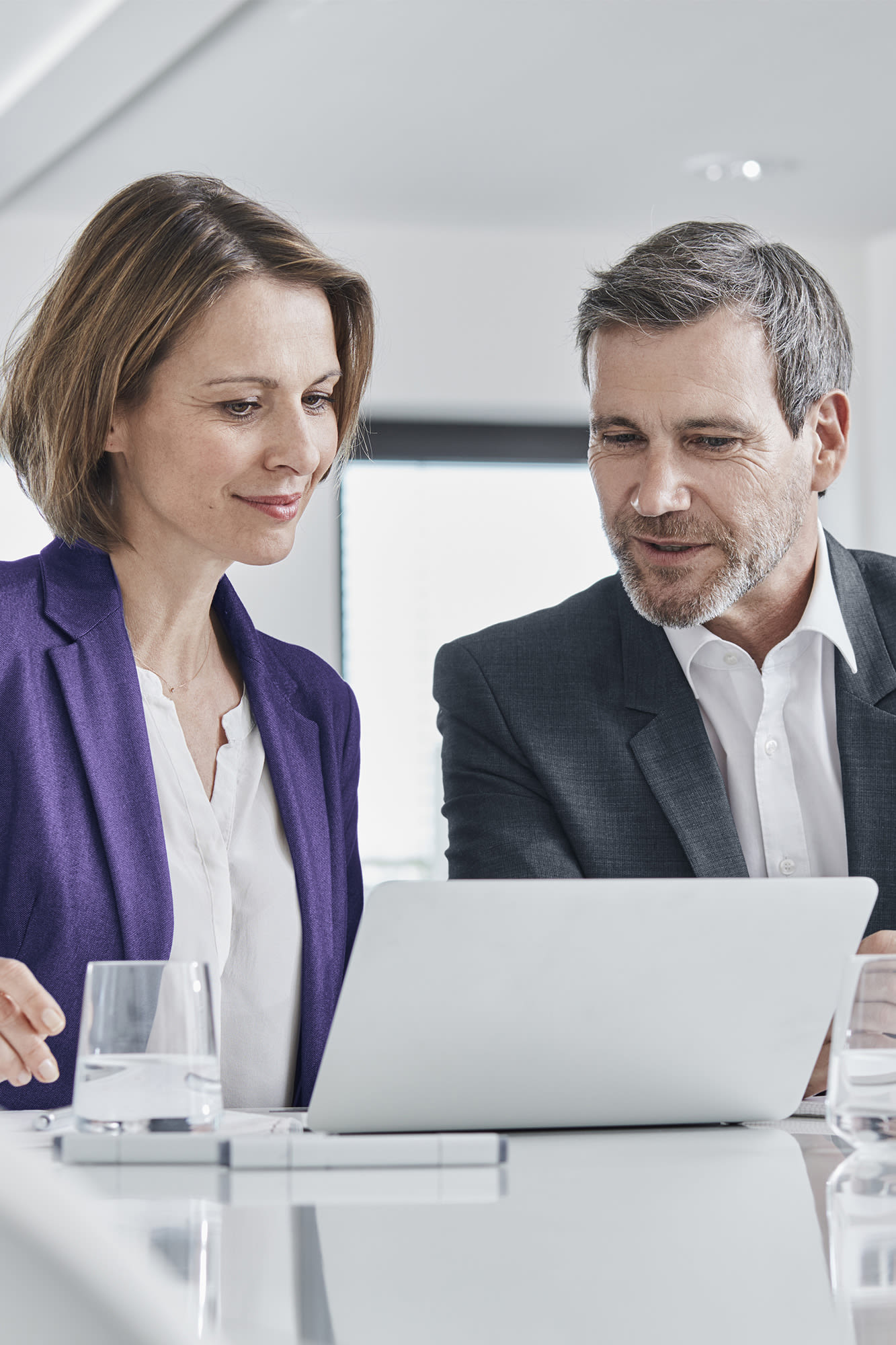 Zwei Personen am Arbeiten - Schnelle Lösung durch Zusammenarbeit 
