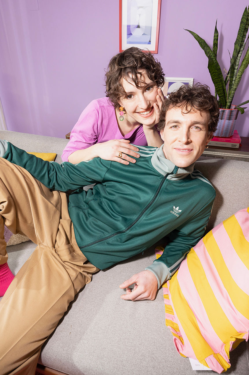 Pár leží spolu na pohovke - úver na bývanie od BKS Bank